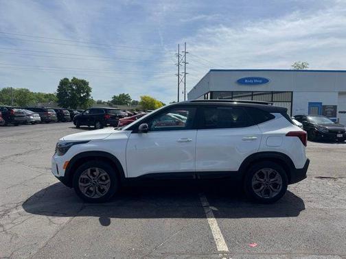 Clear White / Black Roof 2024 Kia Seltos S