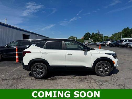 Clear White / Black Roof 2024 Kia Seltos S