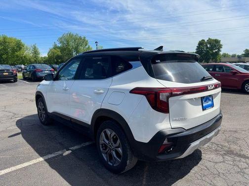 Clear White / Black Roof 2024 Kia Seltos S