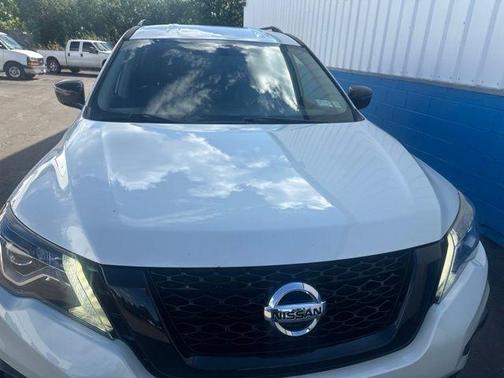 White 2019 Nissan Pathfinder SV