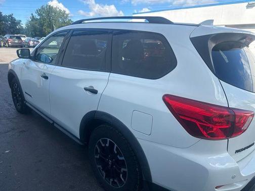White 2019 Nissan Pathfinder SV