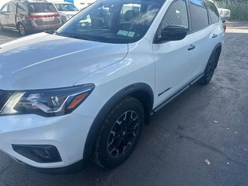 White 2019 Nissan Pathfinder SV