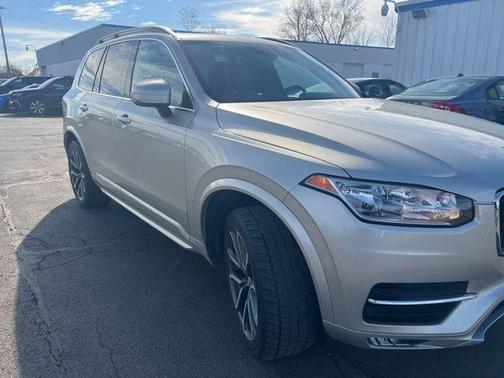 2016 Volvo XC90 T6 Momentum