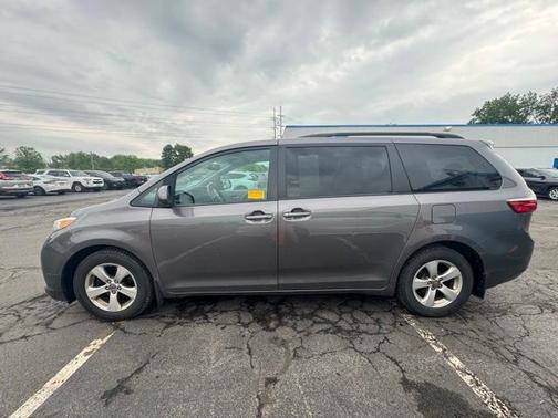2017 Toyota Sienna LE