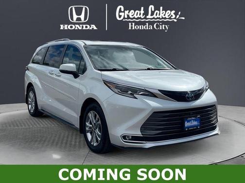 White 2022 Toyota Sienna Platinum 7 Passenger