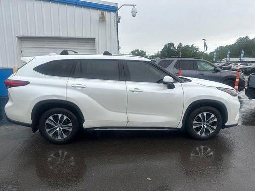 Blizzard Pearl 2021 Toyota Highlander XLE