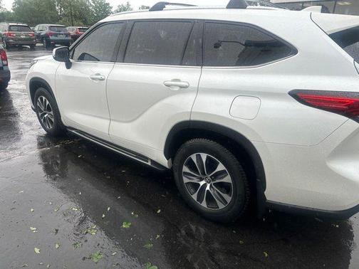 Blizzard Pearl 2021 Toyota Highlander XLE