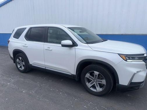 Platinum White Pearl 2023 Honda Pilot EX-L 8-Passenger