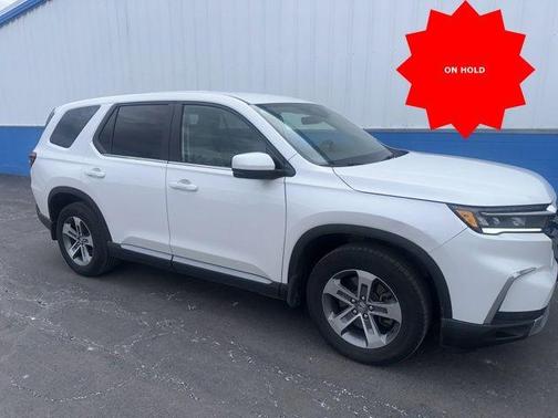 Platinum White Pearl 2023 Honda Pilot EX-L 8-Passenger