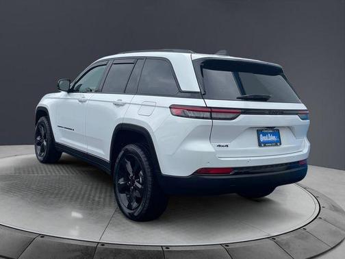 Bright White Clearcoat 2023 Jeep Grand Cherokee Altitude