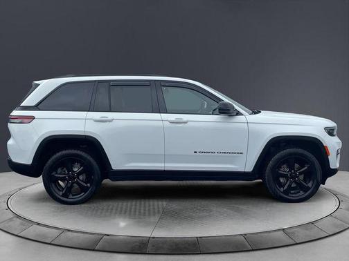Bright White Clearcoat 2023 Jeep Grand Cherokee Altitude