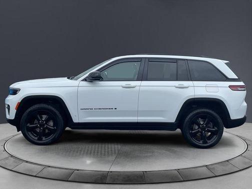 Bright White Clearcoat 2023 Jeep Grand Cherokee Altitude