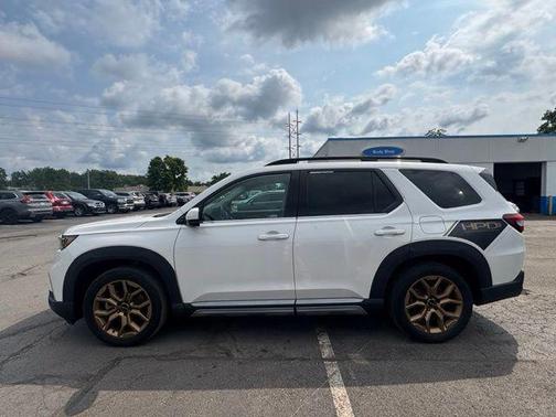 White 2023 Honda Pilot Elite