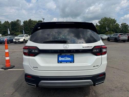 White 2023 Honda Pilot Elite