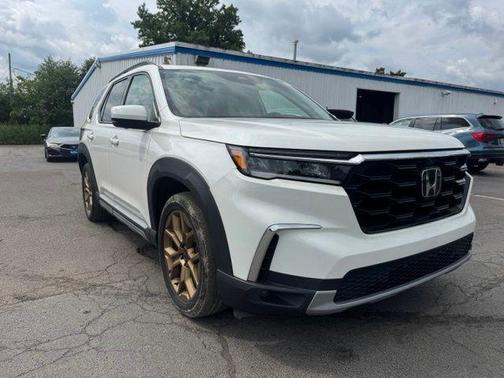 White 2023 Honda Pilot Elite