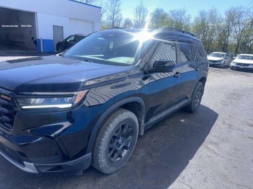 Crystal Black Pearl 2023 Honda Pilot TrailSport