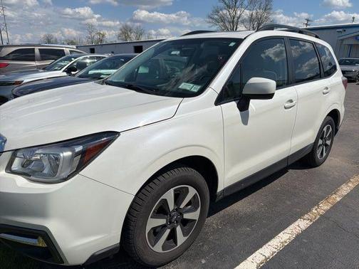 Crystal White Pearl 2018 Subaru Forester 2.5i Premium