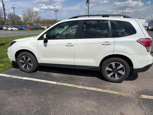Crystal White Pearl 2018 Subaru Forester 2.5i Premium