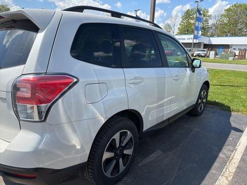 Crystal White Pearl 2018 Subaru Forester 2.5i Premium