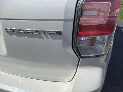 Crystal White Pearl 2018 Subaru Forester 2.5i Premium