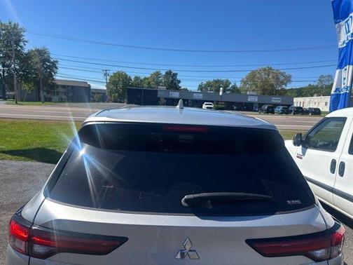 Silver 2022 Mitsubishi Outlander SE