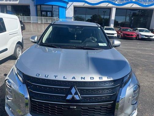 Silver 2022 Mitsubishi Outlander SE