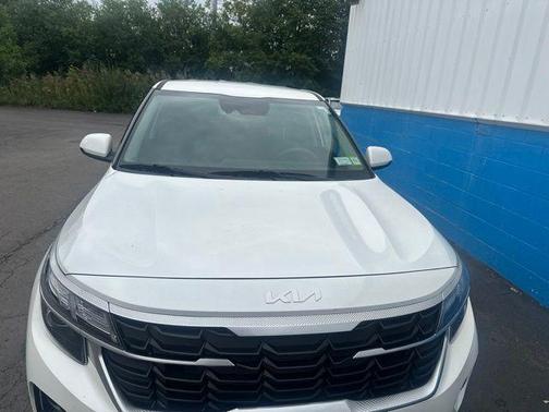 Snow White Pearl 2024 Kia Seltos LX