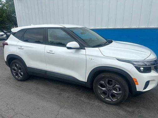 Snow White Pearl 2024 Kia Seltos LX