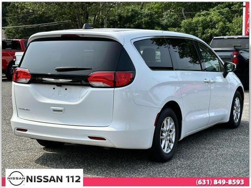 2022 Chrysler Voyager LX