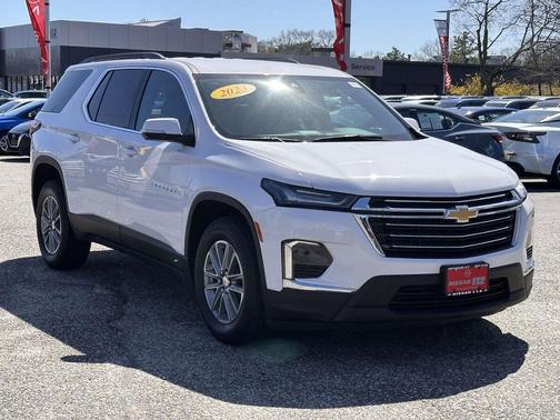 Iridescent Pearl Tricoat 2023 Chevrolet Traverse LT Cloth