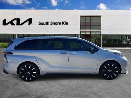 2022 Toyota Sienna XSE 7 Passenger