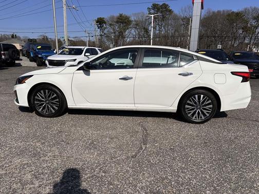 Pearl White Tricoat 2025 Nissan Altima SV FWD