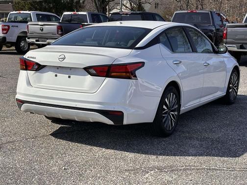 Pearl White Tricoat 2025 Nissan Altima SV FWD