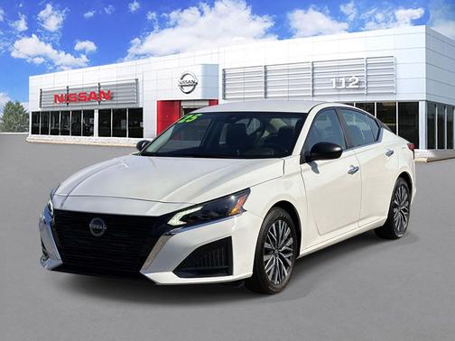 Pearl White Tricoat 2025 Nissan Altima SV FWD