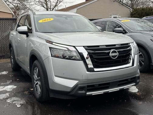 2025 Nissan Pathfinder SL 4WD