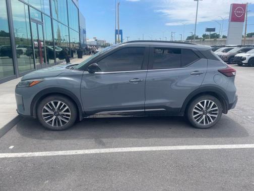 Boulder Gray Pearl 2023 Nissan Kicks SR