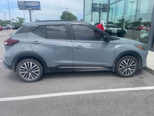 Boulder Gray Pearl 2023 Nissan Kicks SR