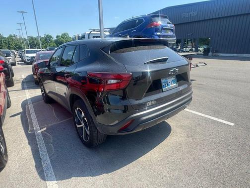 Mosaic Black Metallic 2025 Chevrolet Trax 1RS