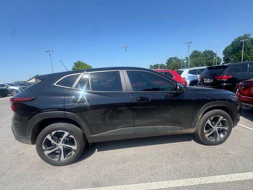 Mosaic Black Metallic 2025 Chevrolet Trax 1RS
