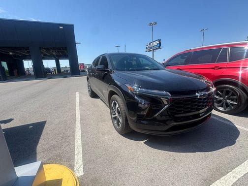 Mosaic Black Metallic 2025 Chevrolet Trax 1RS