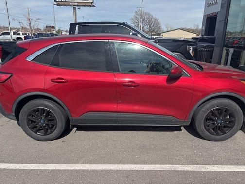 Red 2020 Ford Escape SE