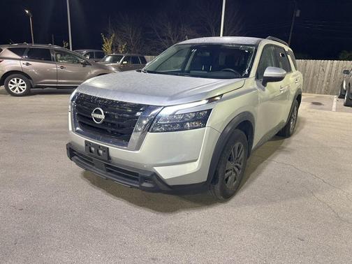 2024 Nissan Pathfinder SV