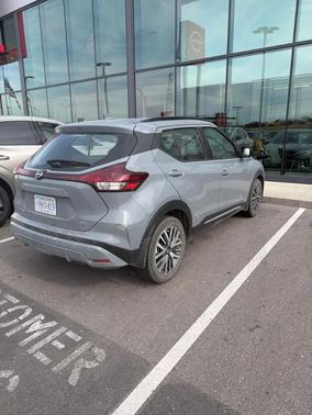 Boulder Gray Pearl 2023 Nissan Kicks SR