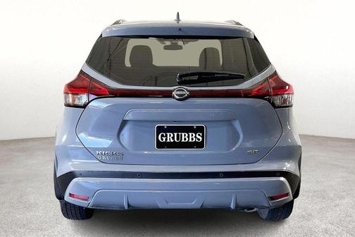 Boulder Gray Pearl 2023 Nissan Kicks SR