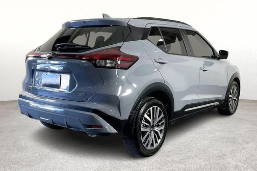 Boulder Gray Pearl 2023 Nissan Kicks SR