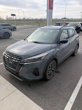 Boulder Gray Pearl 2023 Nissan Kicks SR