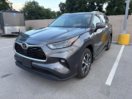 Magnetic Gray Metallic 2022 Toyota Highlander XLE