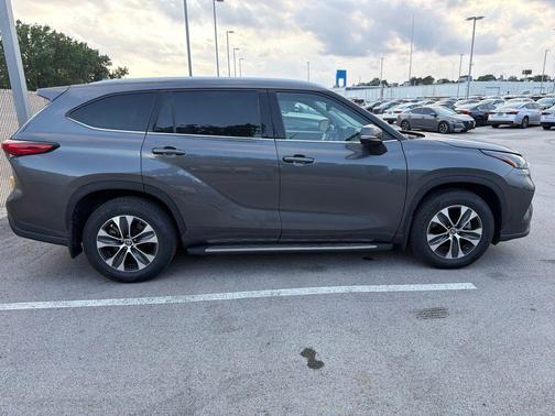 Magnetic Gray Metallic 2022 Toyota Highlander XLE