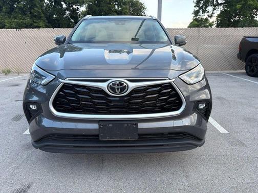 Magnetic Gray Metallic 2022 Toyota Highlander XLE