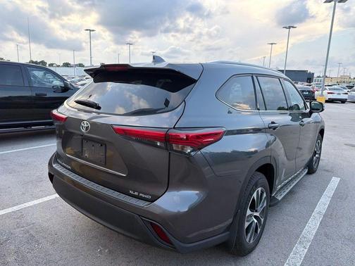Magnetic Gray Metallic 2022 Toyota Highlander XLE
